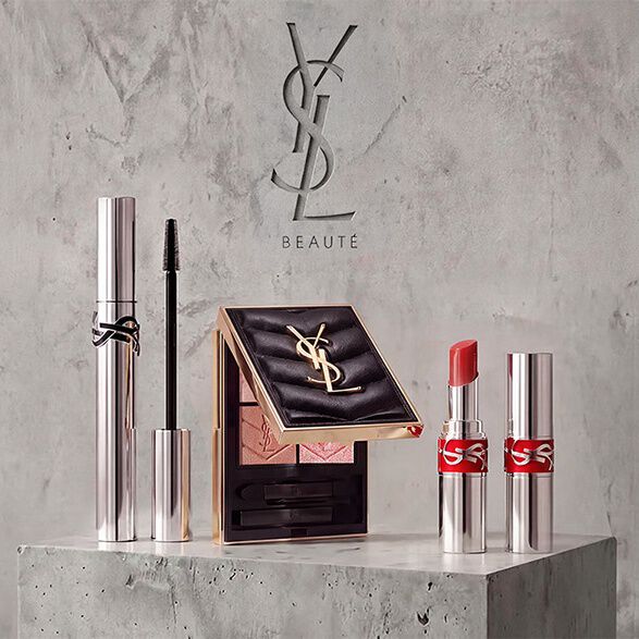 Flat-lay van YSL beautyproducten waaronder parfum, verzorging en make-up.
