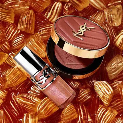 YSL-shimmerblush en gloss op amberkleurige snoepjes