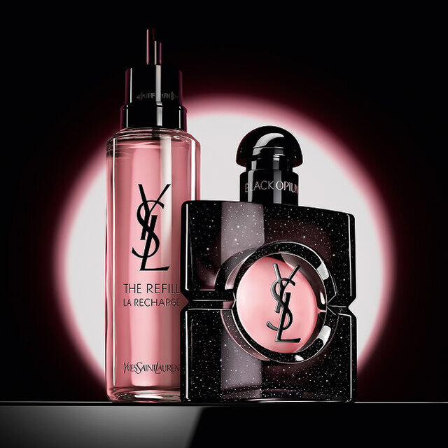 Black Opium Eau de Parfum-flacon naast de glazen navulflacon van 100 ml met het YSL-logo.