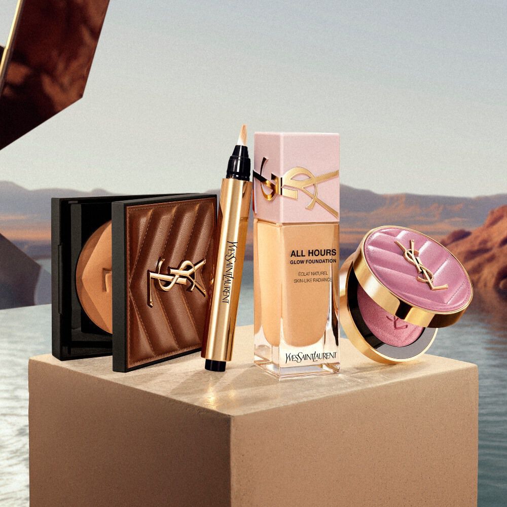 YSL make-up essentials op een sokkel in een door de woestijn geinspireerde setting.