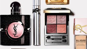 Vue a plat de produits de beaute YSL comprenant parfum, soin et maquillage.