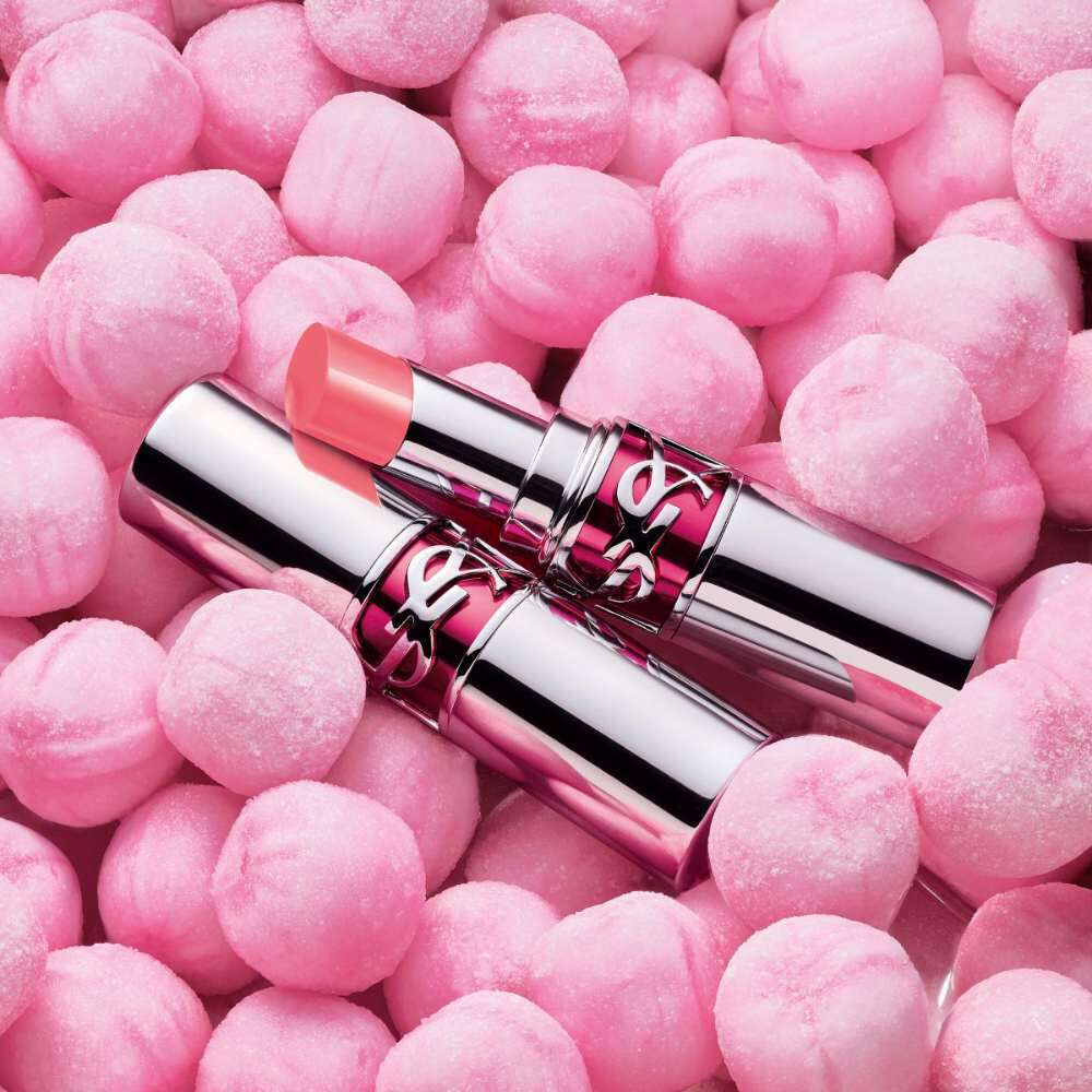 YSL-roze lipstick op roze snoepjes