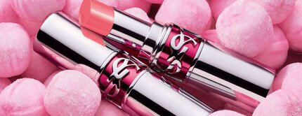 YSL-roze lipstick op roze snoepjes