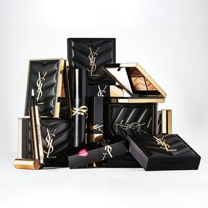 Luxe YSL-beautyproducten in zwarte en gouden verpakking.
