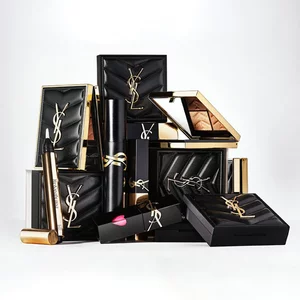 Produits de beaute YSL de luxe en packaging noir et or.