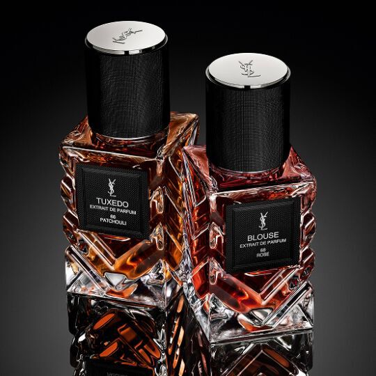 YSL Tuxedo en Blouse parfums op zwarte achtergrond.