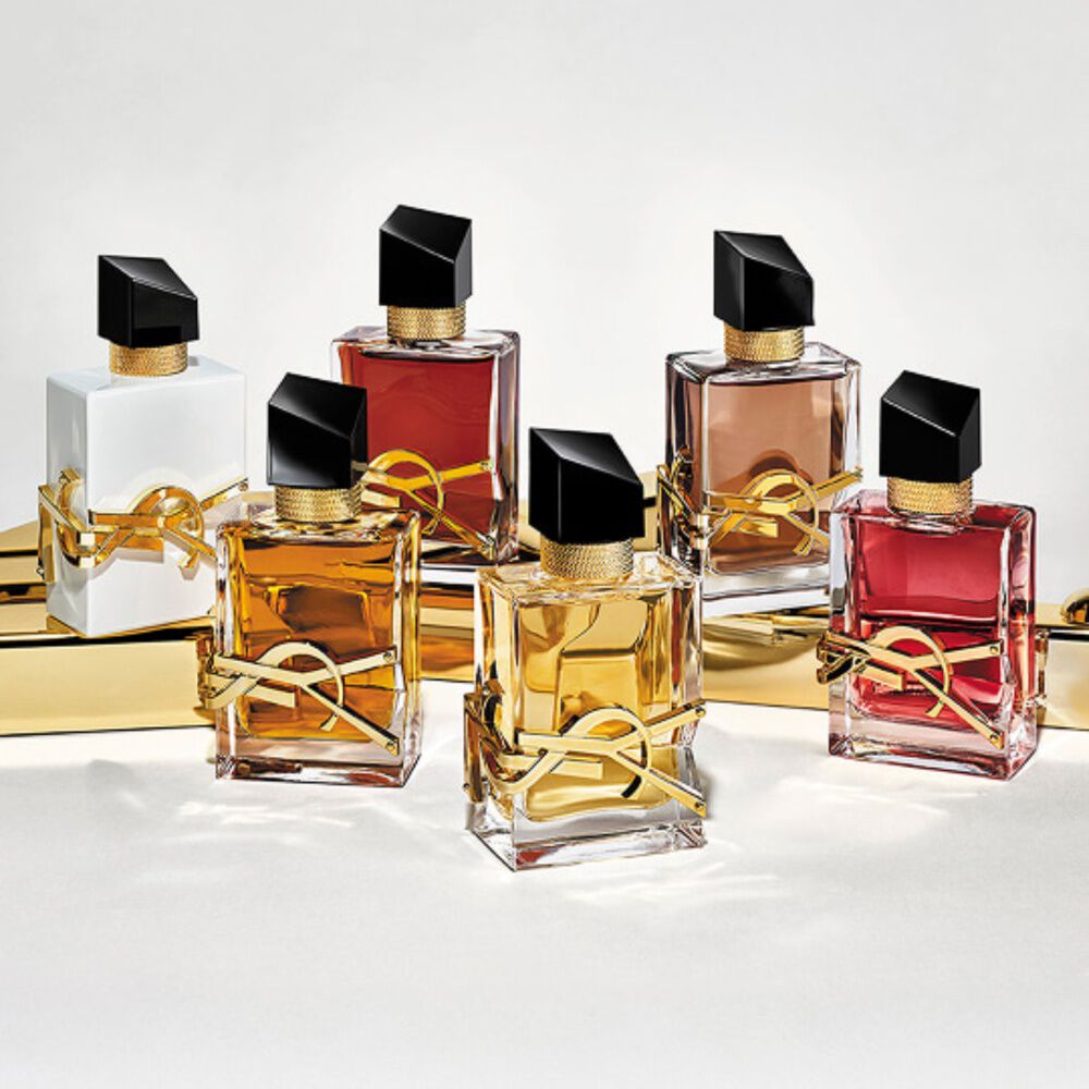 Collection de flacons de parfum YSL Libre de differentes couleurs et finitions.