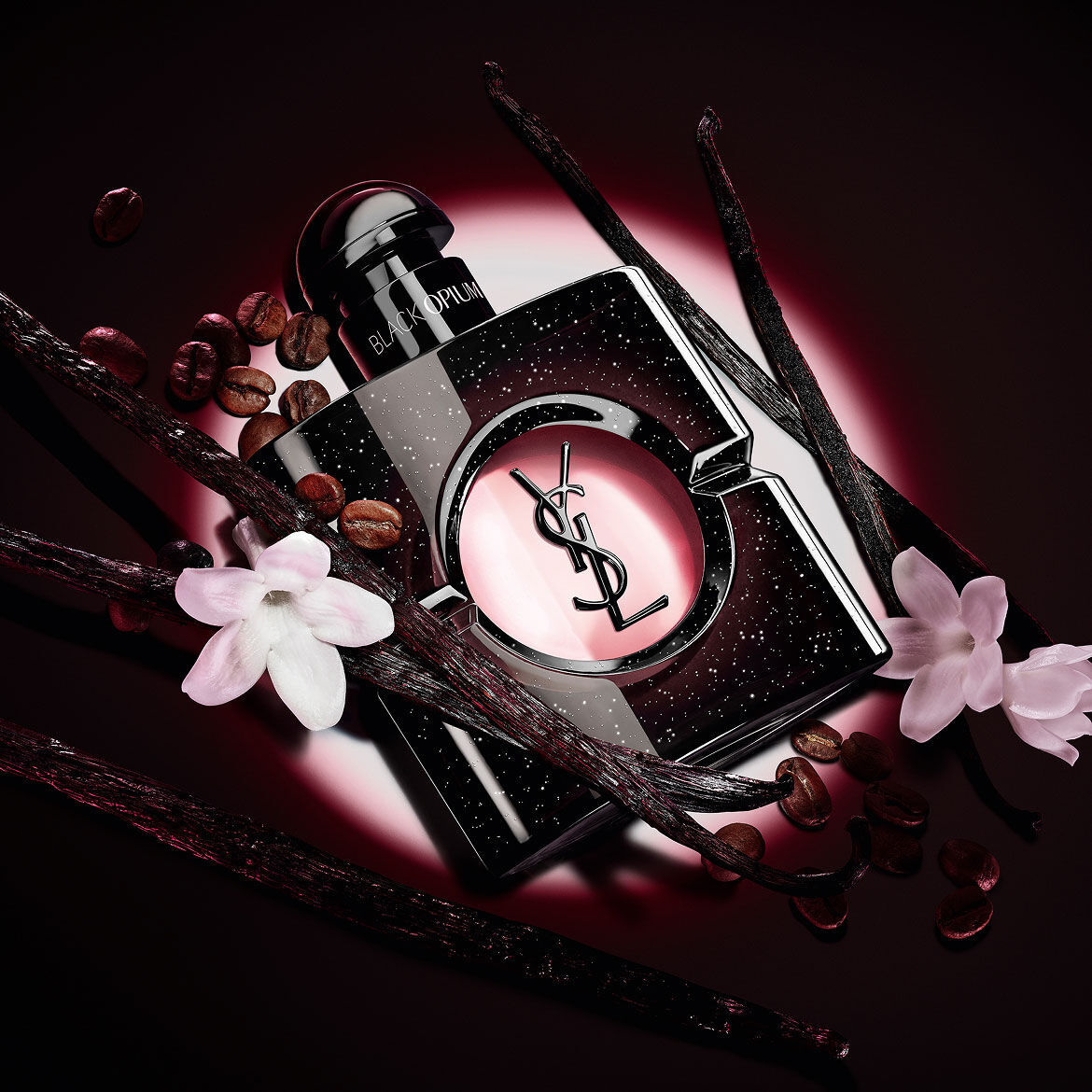 Black Opium Eau de Parfum-flacon met witte jasmijnbloemen, vanillepeulen en gebrande koffiebonen.