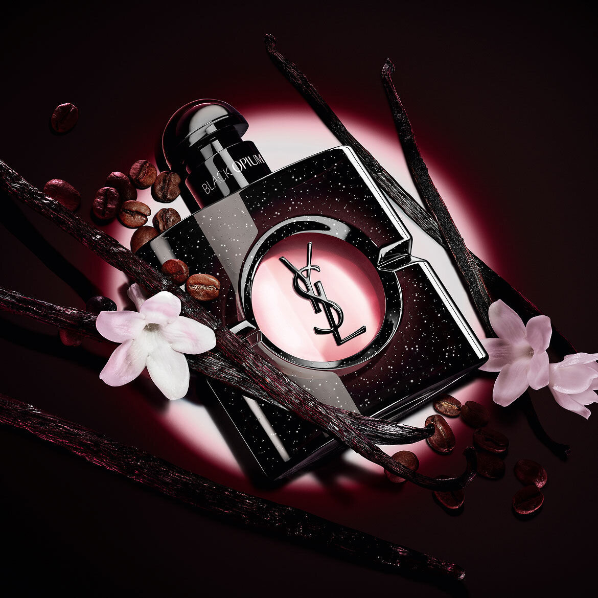 Black Opium Eau de Parfum-flacon met witte jasmijnbloemen, vanillepeulen en gebrande koffiebonen.