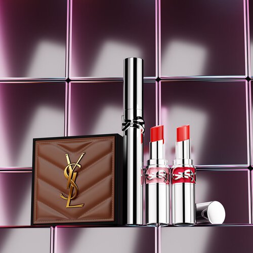 Essentiels maquillage YSL presentes sur un piedestal dans un decor inspire du desert.