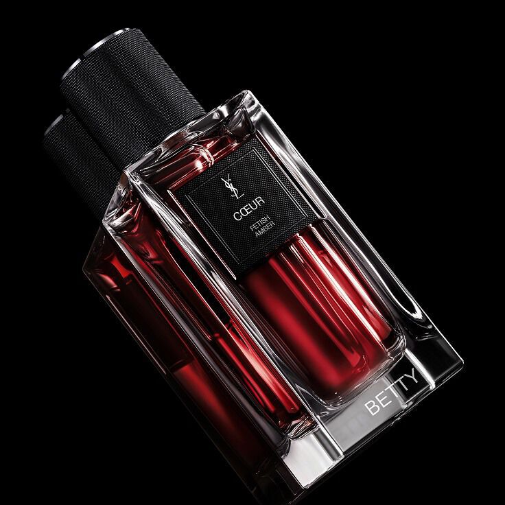 Close-up van de COEUR-flacon die de YSL graveer- en personalisatieservice laat zien.
