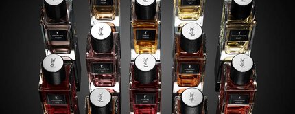 Flacons de parfum YSL disposes en composition geometrique sur fond noir