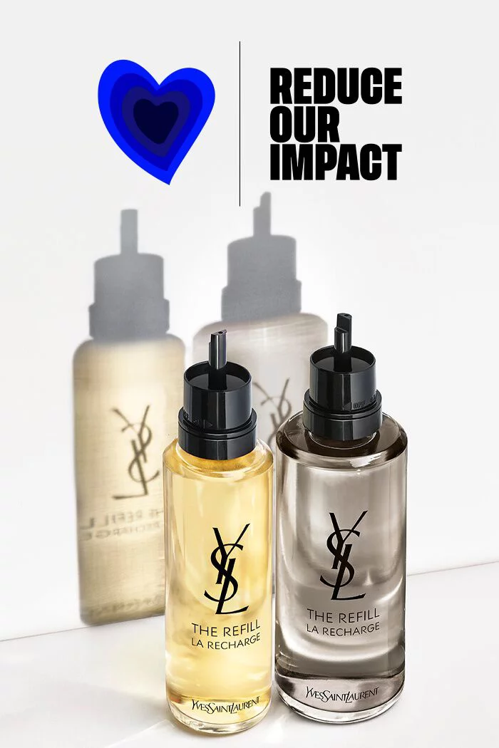 Twee flessen gezichtsserum van YSL met een boodschap over het verminderen van impact, op een witte achtergrond.