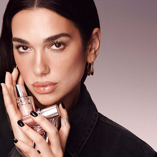 Dua Lipa posant avec des rouges a levres YSL Loveshine.​