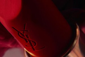Close-up van een rode YSL-lippenstift.