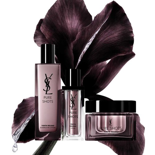 Produits de soin YSL Pure Shots devant un fond de fleur sombre.