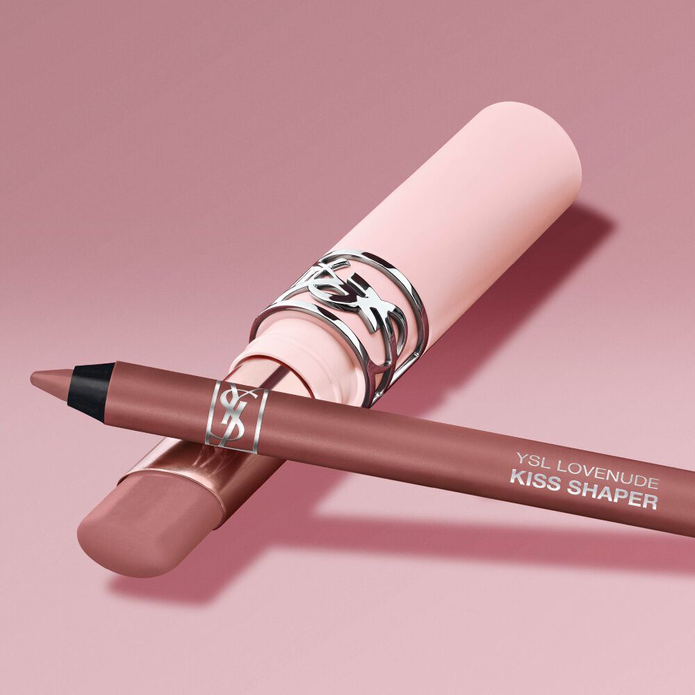 YSL LOVENUDE Kiss Shaper and Lip Blusher en teinte 1, nature morte numerique sur un fond rose doux.