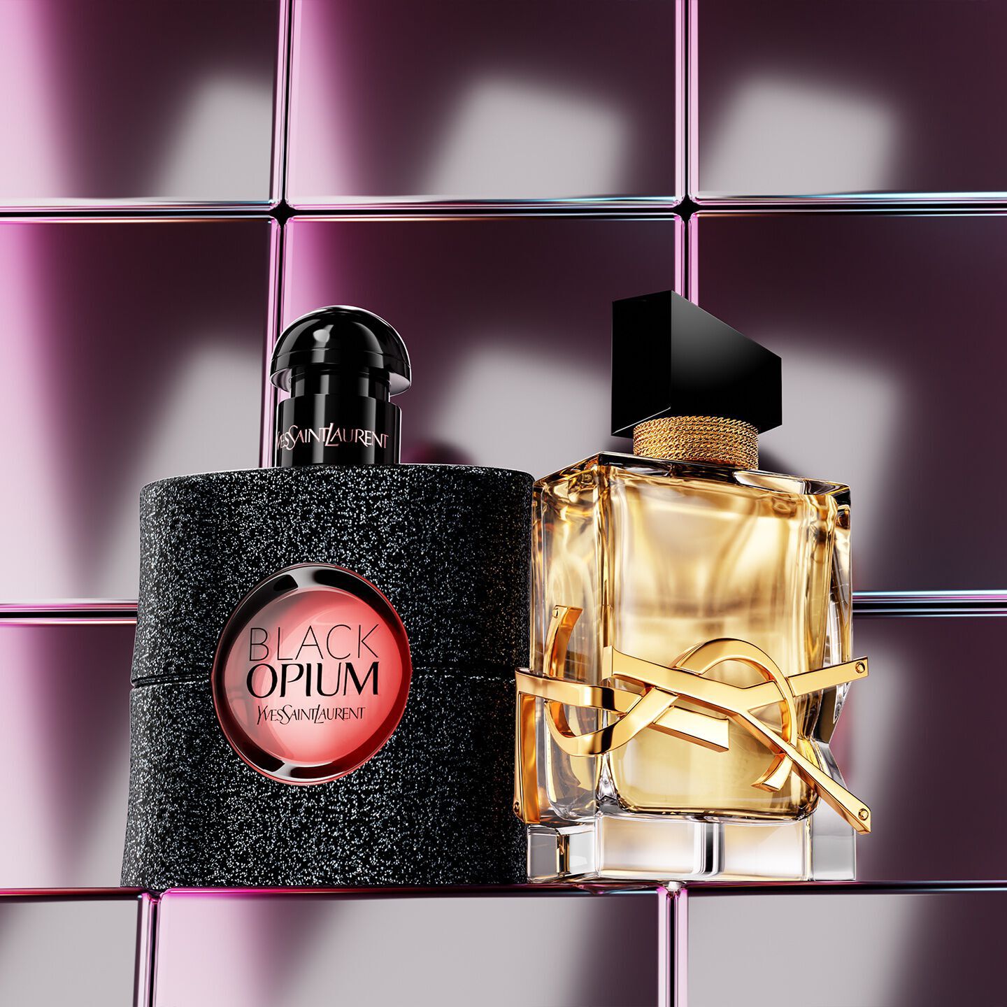 Flacons de parfum YSL disposes sur un piedestal devant un paysage desertique.