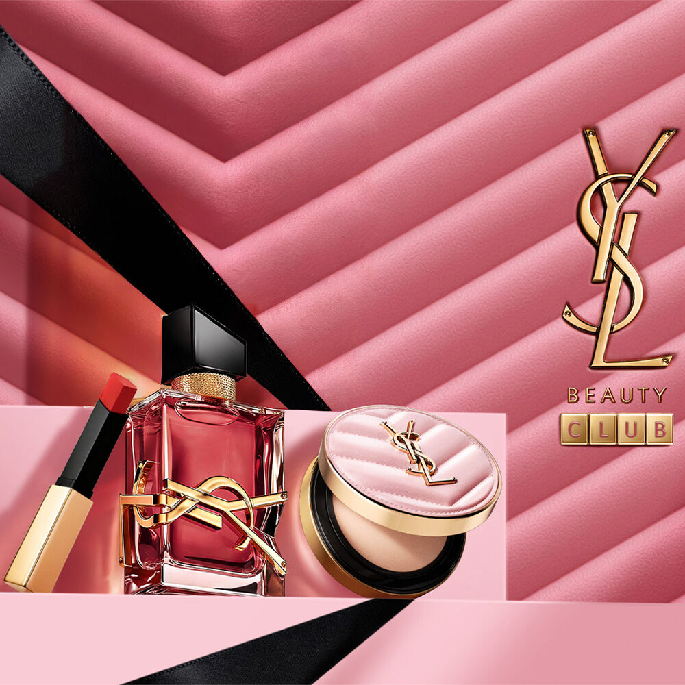 Produits YSL Beauty Club sur marches roses et ruban noir.