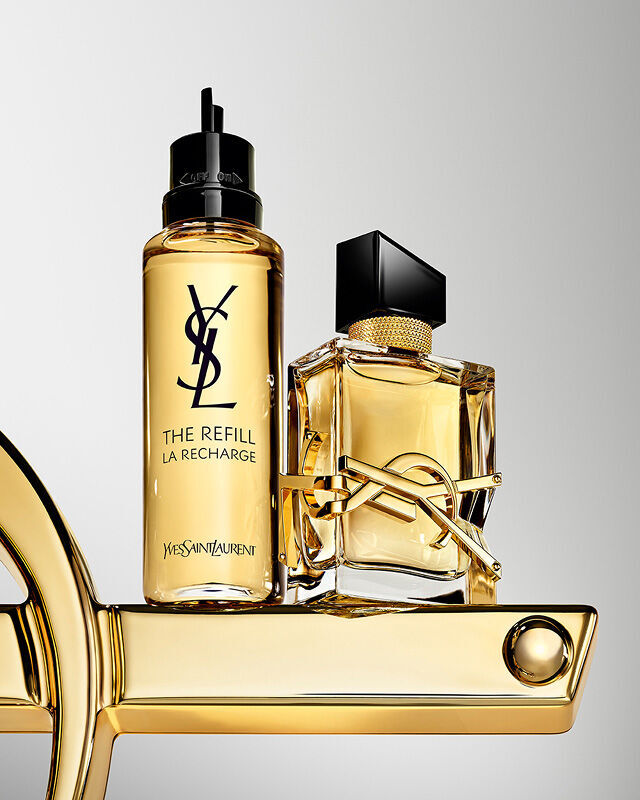Flacon Libre Eau de Parfum et flacon recharge, sublimes par un logo YSL dore surdimensionne.