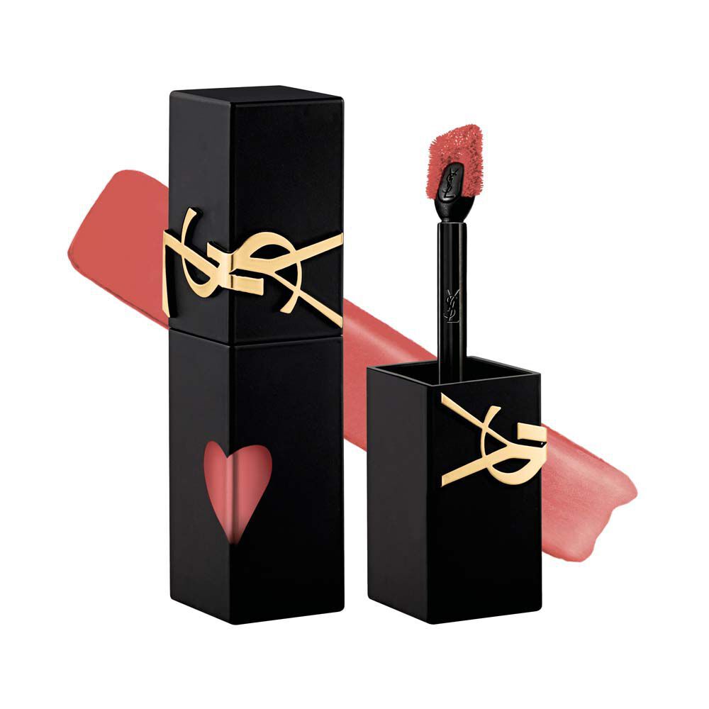 Flacon teinte mat noir YSL a cote de son bouchon devisse et de son pinceau-applicateur, presente devant une touche de texture liquide soft-matte.