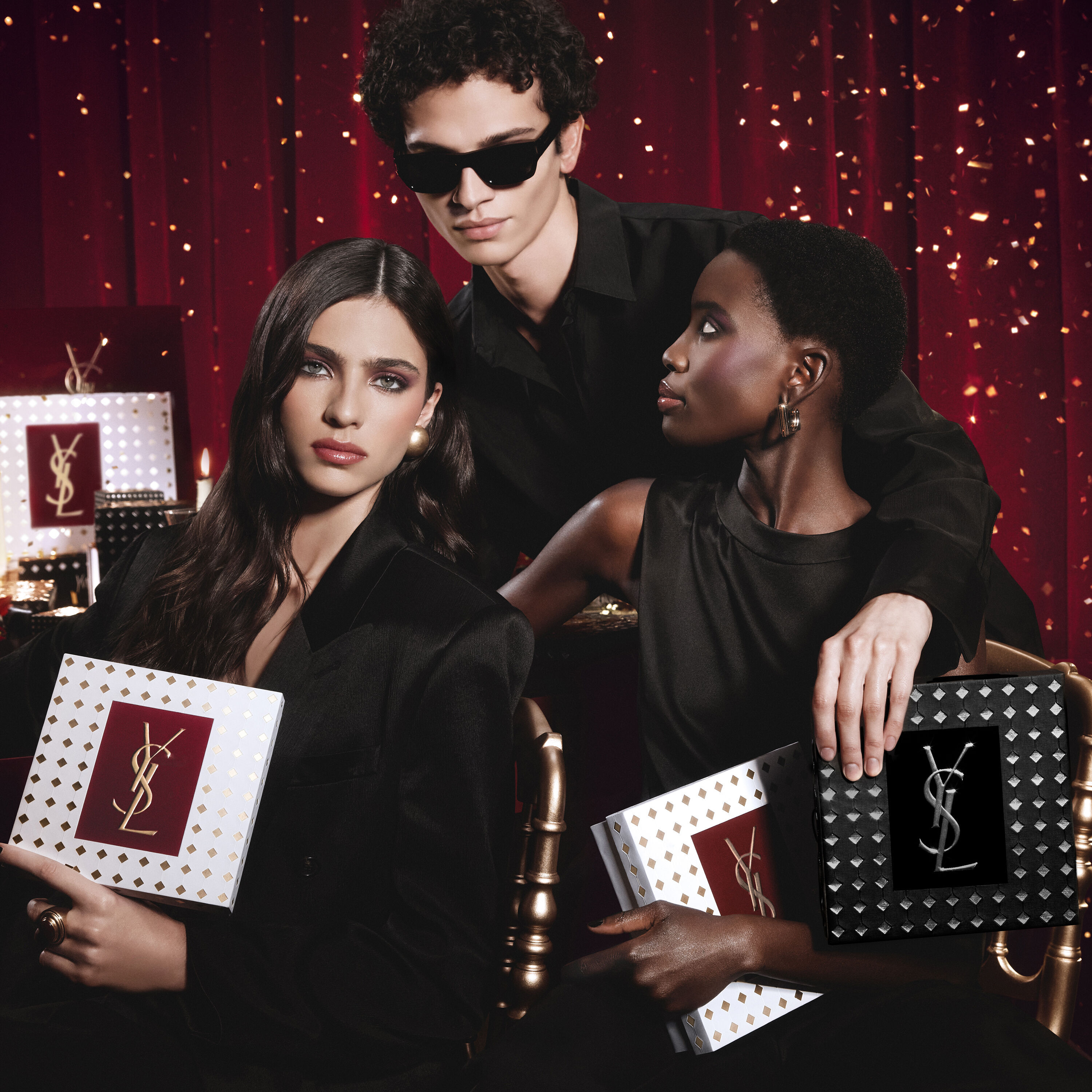 Modellen poseren samen met luxe YSL Holiday cadeauverpakkingen in een feestelijke sfeer.