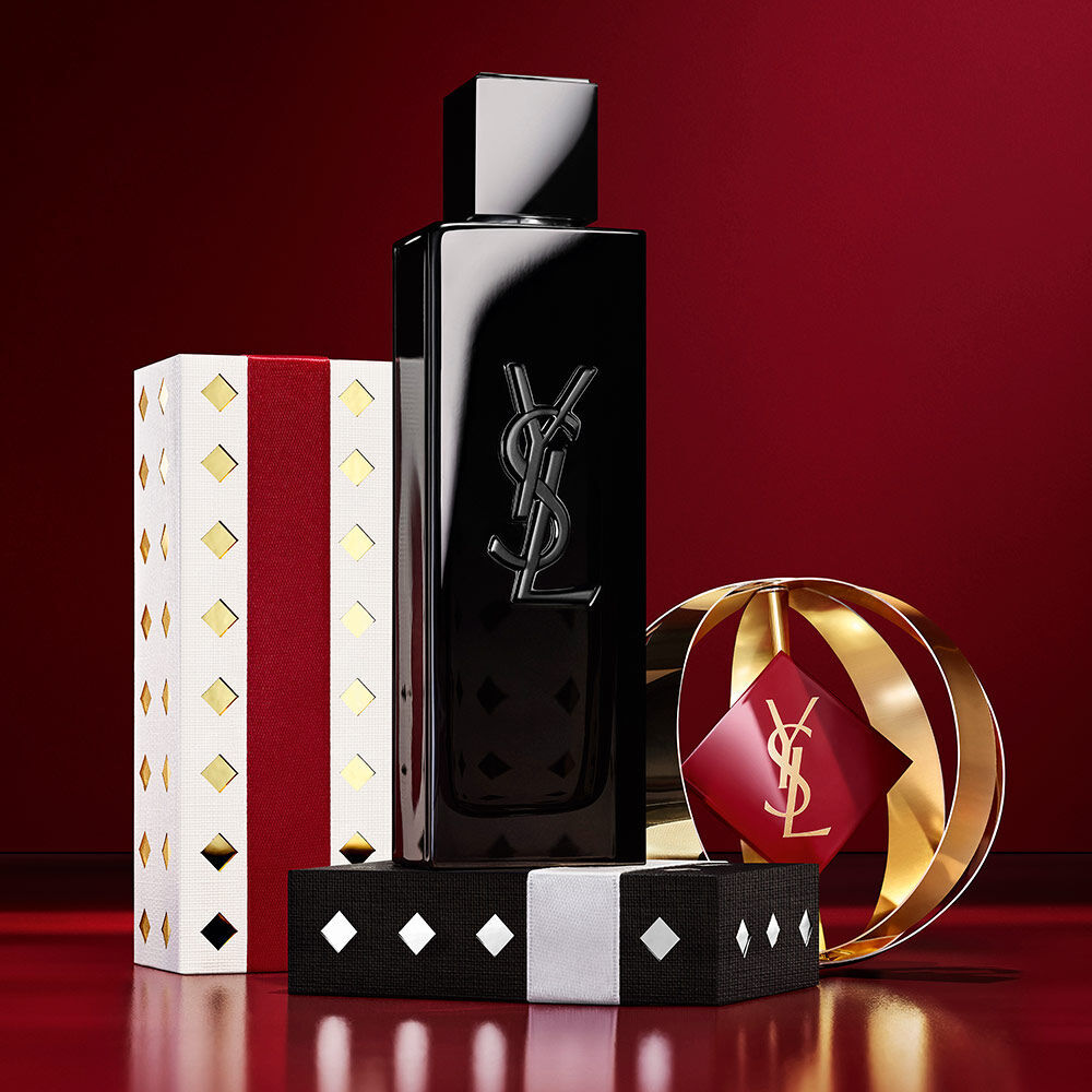 Flacon MYSLF gepresenteerd met gouden en bordeauxrode YSL feestverpakking.