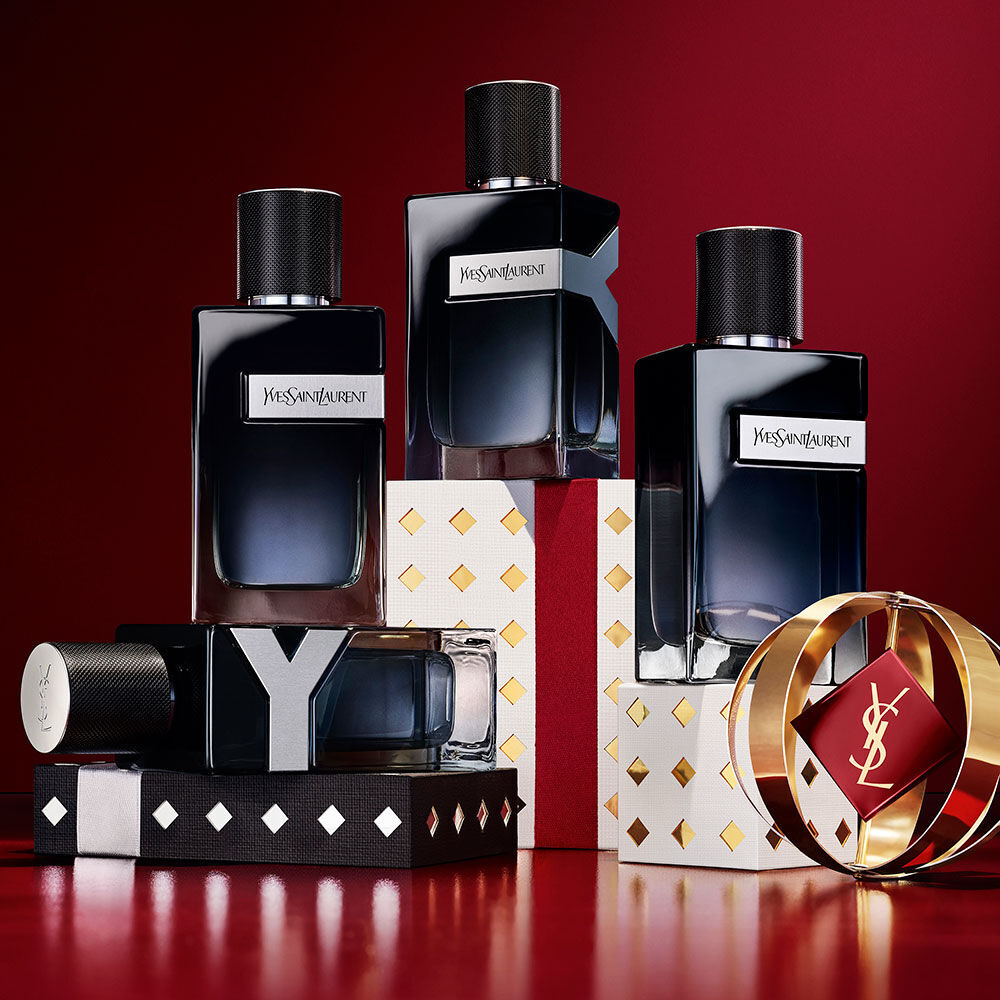 YSL Y Eau de Parfum-flacons gestapeld op zwarte, witte en gouden feestcadeauverpakkingen.