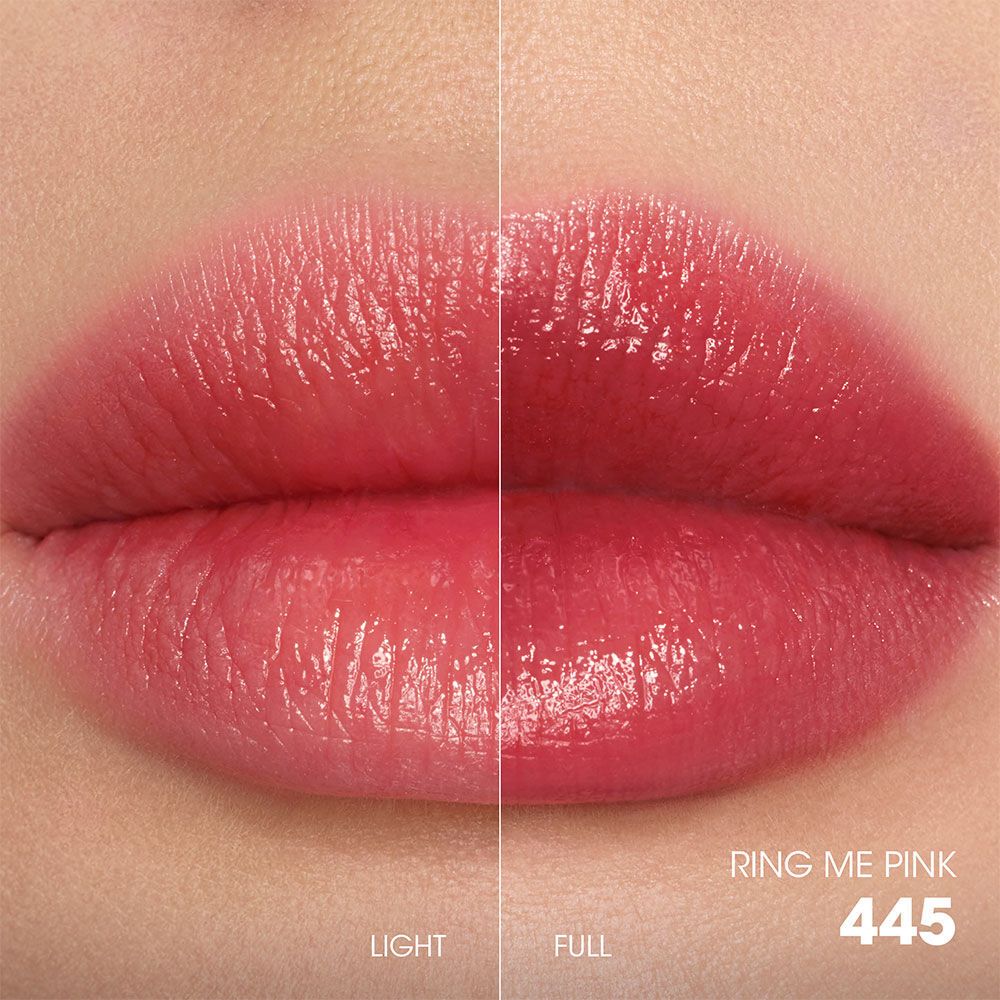 Comparaison de swatches de rouge a levres en ecran partage : a gauche, une application "Light" douce et diffuse, a droite, une application "Full" audacieuse et saturee.