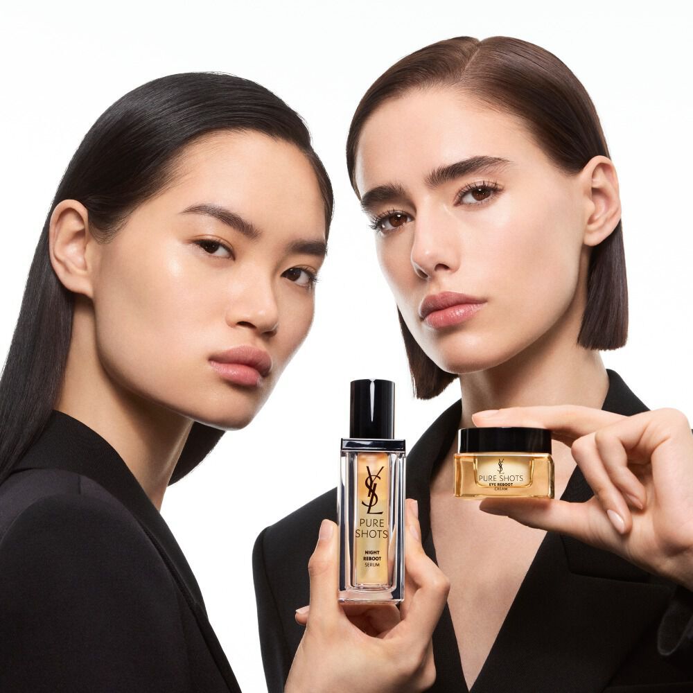 Elyssa en Mingma, YSL Beauty-modellen, die YSL Pure Shots Eye Reboot Cream en Night Reboot Serum vasthouden.
