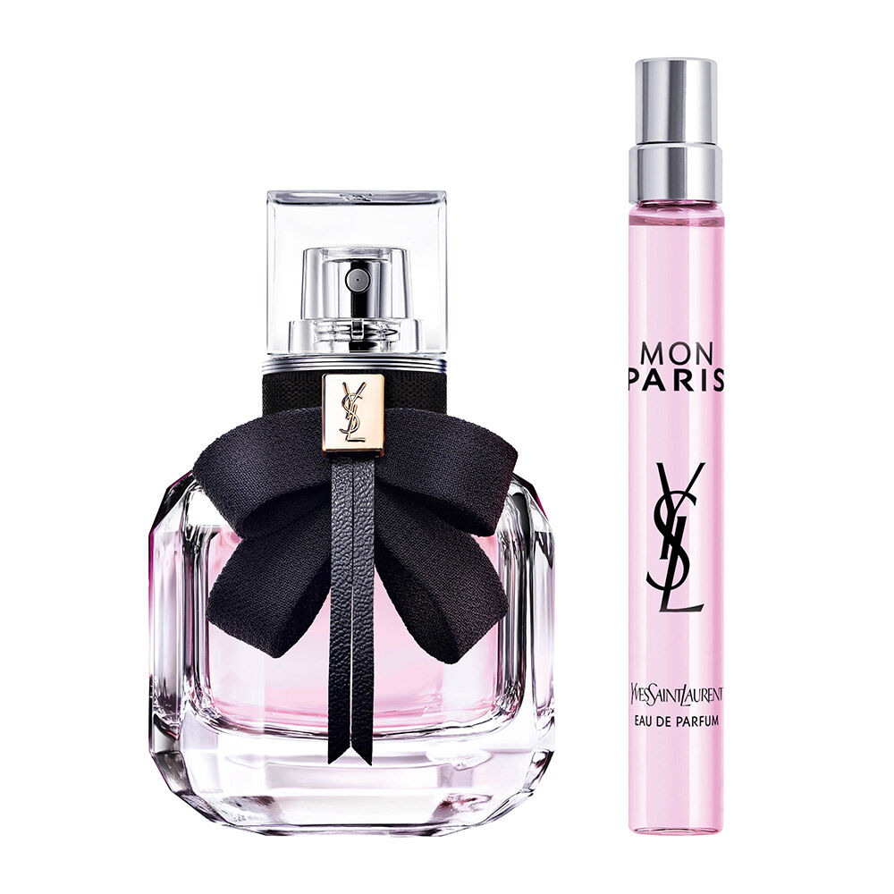Mon Paris Eau de Parfum fles van 30 ml naast een reisspray van 10 ml op een witte achtergrond.