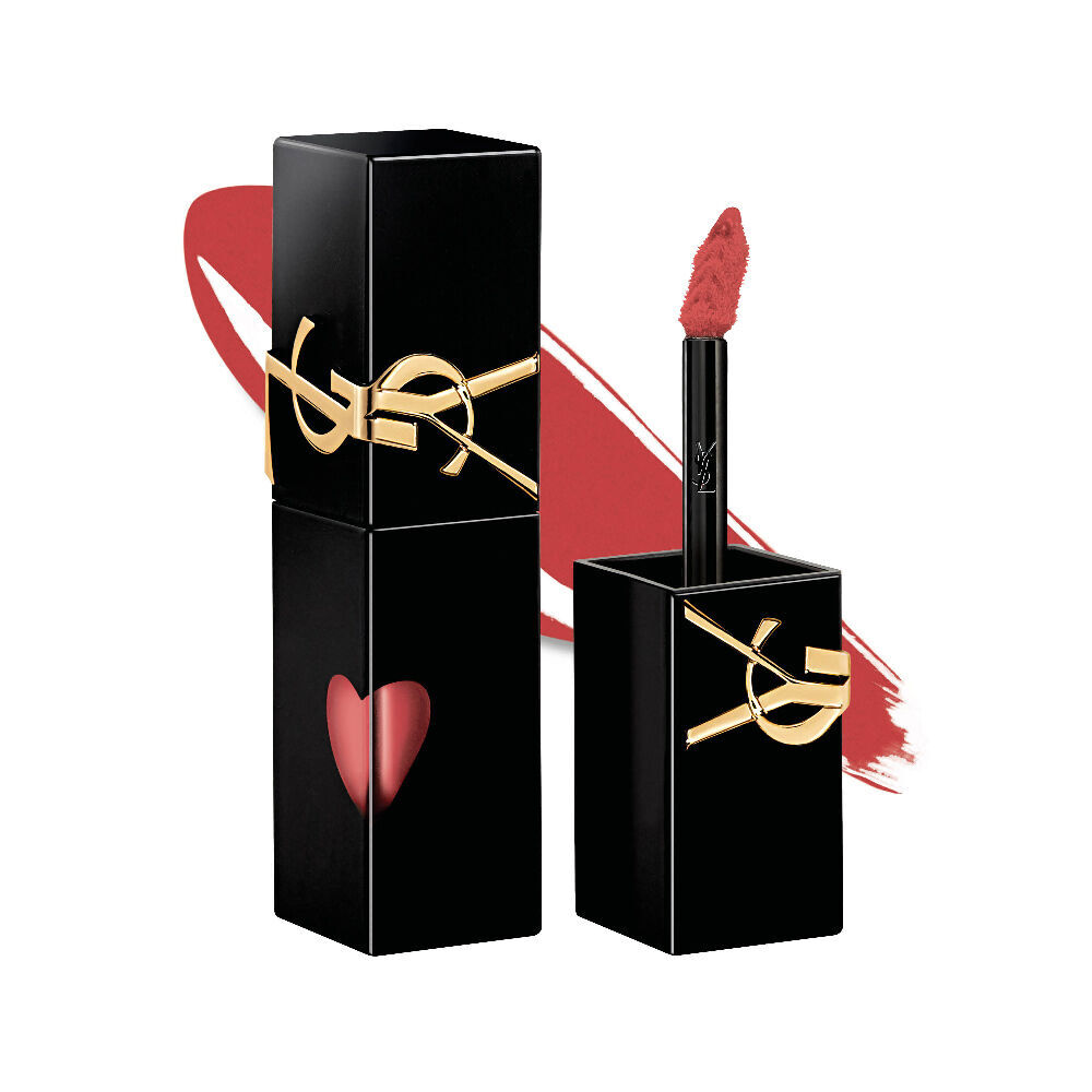 Flacon teinte noir brillant YSL a cote de son bouchon ouvert et de son pinceau-applicateur, presente devant une touche de texture liquide etincelante.