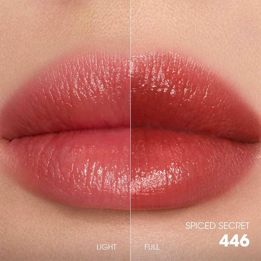 Comparaison en split-screen d'un swatch de rouge a levres : a gauche, une application douce et diffuse « Light », a droite, une intensite audacieuse et saturee « Full ».