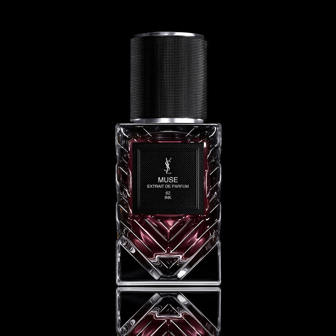 YSL Muse extrait de parfum fles op een zwarte achtergrond met spiegelende reflectie.