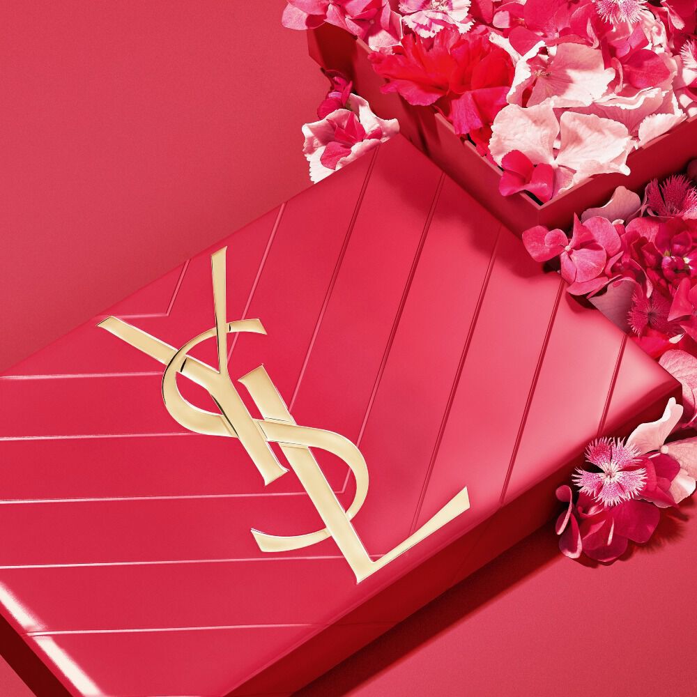 YSL Moederdag roze cadeauset, met het iconische Cassandre-logo, overlopend met fijne roze bloemaccenten.