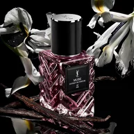 YSL Muse extrait de parfum fles met witte bloemen en vanille peulen op een zwarte achtergrond.