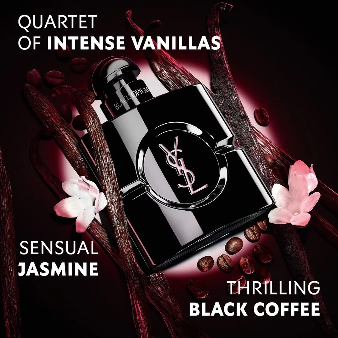 Black Opium Le Parfum-flacon in glanzend zwart, omringd door donkere vanillepeulen en witte jasmijn met claims.