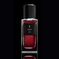 COEUR Eau de Parfum robijnrode fles met zwarte dop op een reflecterende YSL-achtergrond.