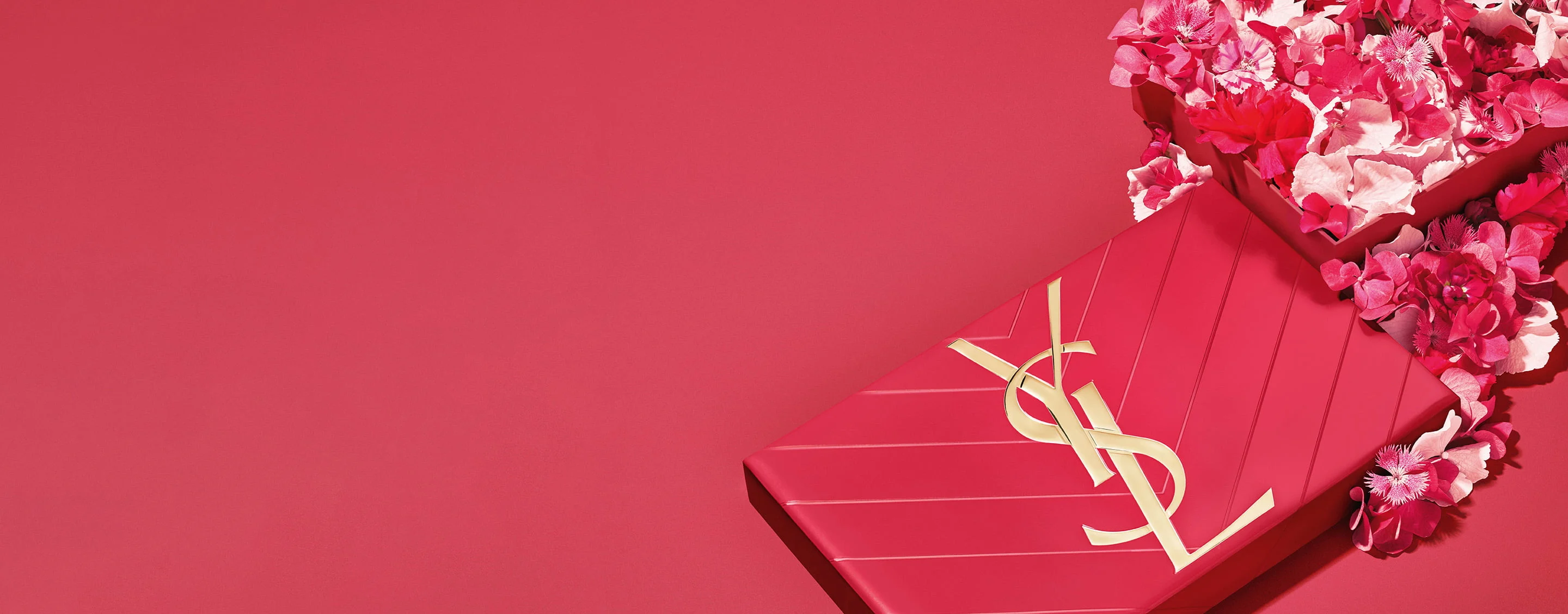 YSL Moederdag cadeauset in roze, met het iconische Cassandre-logo en een overvloed aan delicate roze bloemenaccenten.