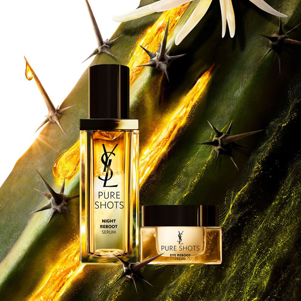 YSL Pure Shots duo: Night Reboot Serum en Eye Reboot Cream, tegen de achtergrond van de iconische Moonlight Cactus.