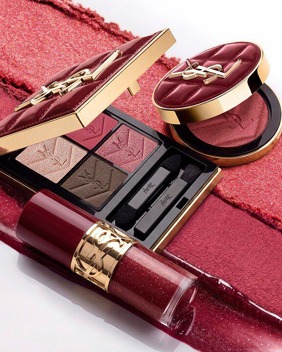 Duo maquillage YSL Holiday sur des touches de texture bordeaux, avec palette et gloss