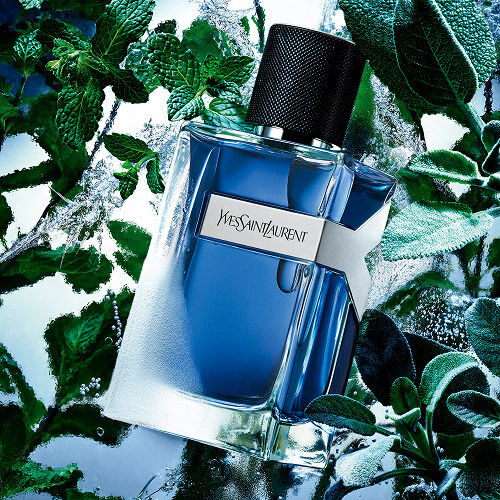 YSL Y Eau de Toilette Intense Iced Cologne flacon, van matglas, omringd door levendige muntblaadjes en ijswater.