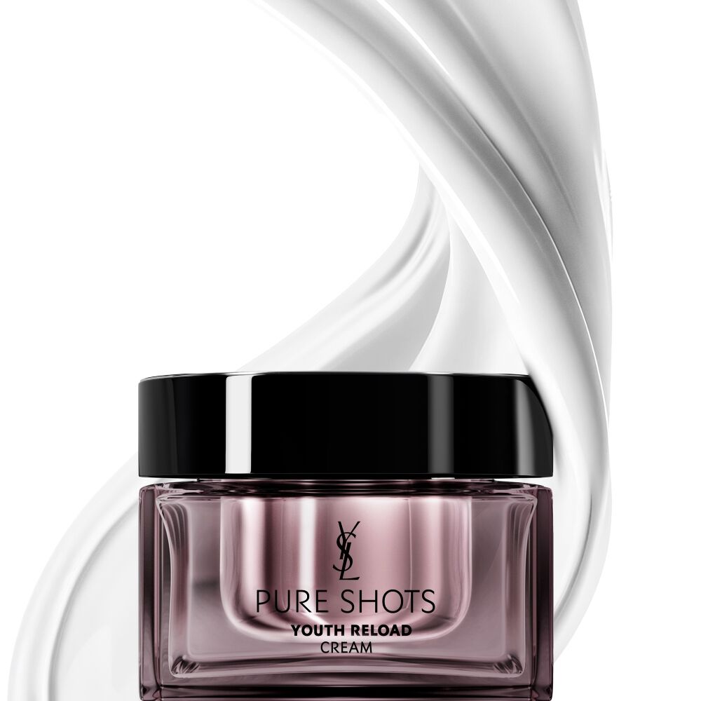 YSL Beauty Pure Shots Youth Reload-crèmepot, omringd door een dynamische swirl van zijn luxueuze textuur.