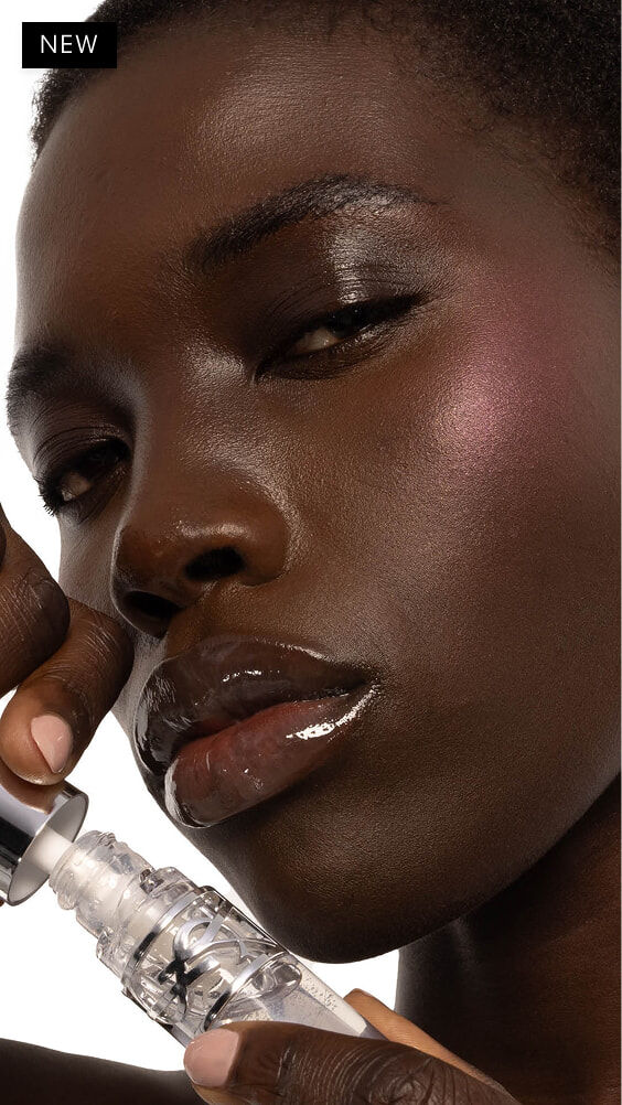 Nyaluak, peau foncée, avec YSL LOVESHINE Plumping Lip Oil Gloss Teinte 11 Radiant Glass.