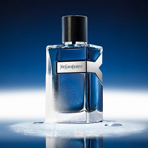 YSL Y Eau de Toilette Intense Iced Cologne 100ml flacon, matglas met waterdruppels, die een koele blauwe sfeer weerspiegelt.