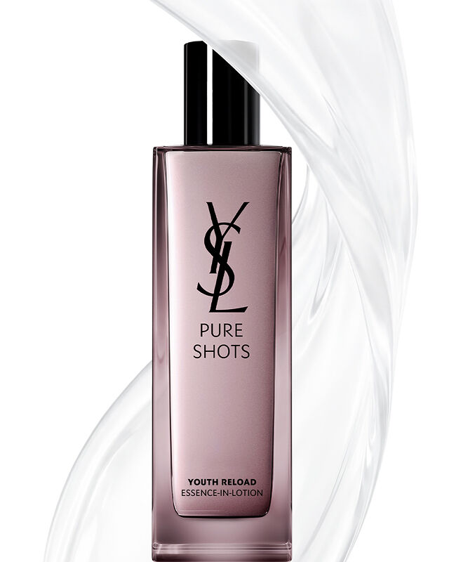 Flacon de YSL Beauty Pure Shots Youth Reload Essence-in-Lotion, entouré d'un tourbillon clair et dynamique de sa texture.