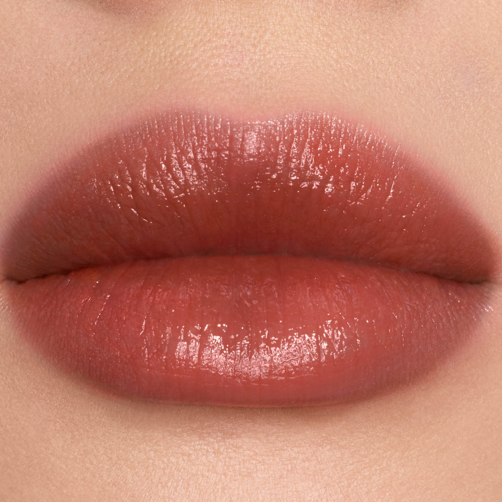 Gros plans sur les traces de couleur vinyle brillant YSL en teinte #610 Nude Champion.