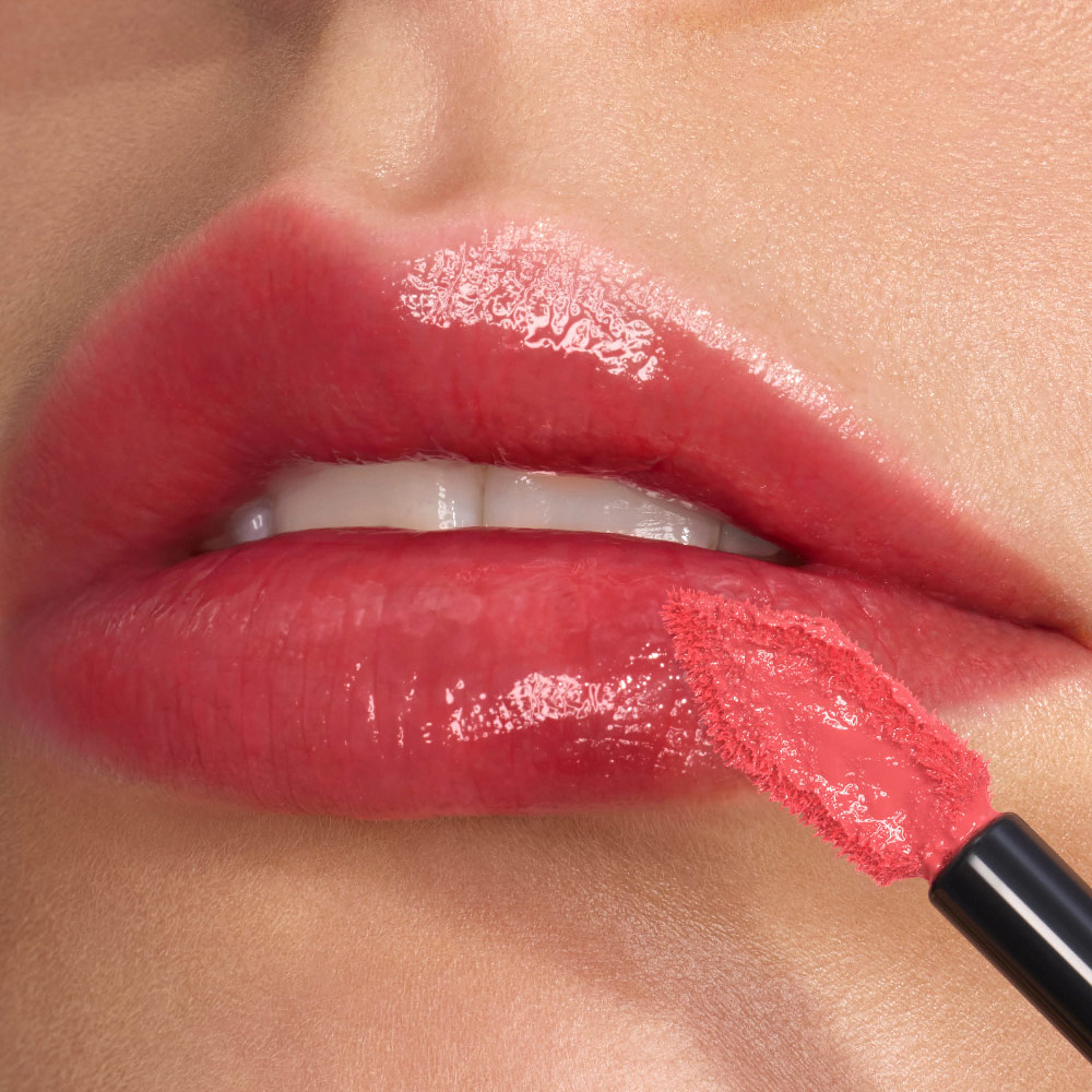 Gros plan de lèvres brillantes et ultra-lumineuses délicatement redessinées avec l'applicateur biseauté et plat du rouge à lèvres YSL.
