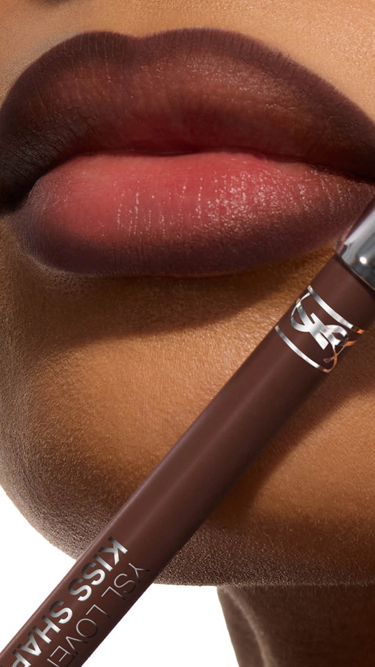 Verticale close-up van bruine ombré-lippen met een bijpassend YSL Kiss Shaper lippotlood.