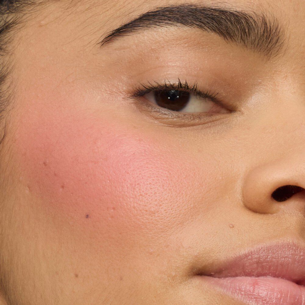 Close-up van een jukbeen dat tijdloos straalt: de ultra-crèmige finish van de YSL Make Me Blush Lifted Glow Cream Blush, tint #44 Nude Lavallière, voor een glow die lift, expandeert en betovert.
